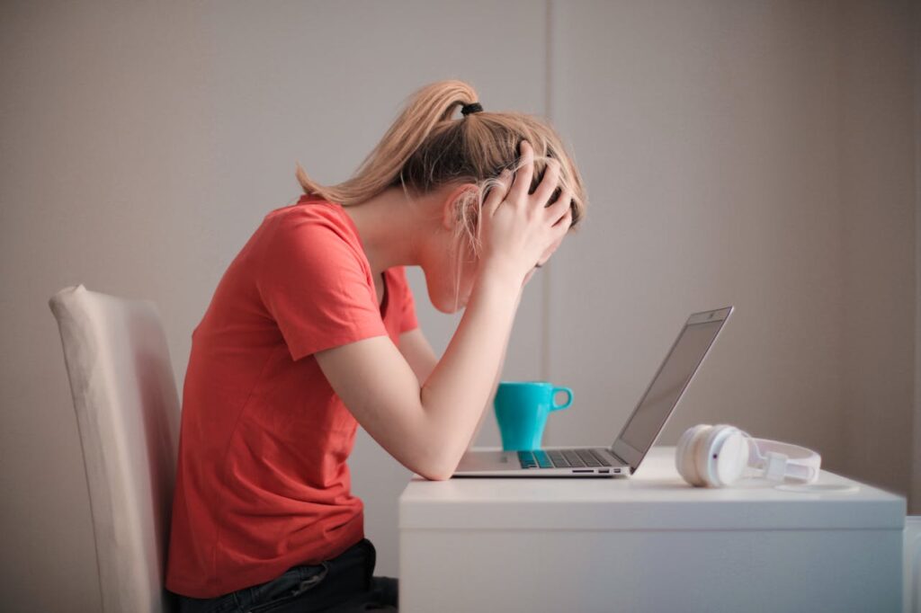 girl frustrating by seeing on laptop